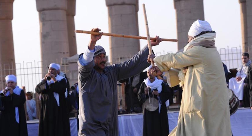 Due uomini che eseguono il Tahtib o danza Saidi con il bastone