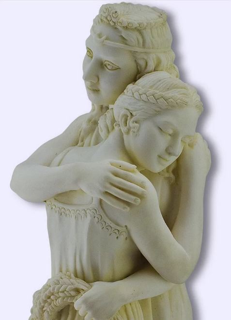 Il tenero abbraccio di Demetra e Persefone